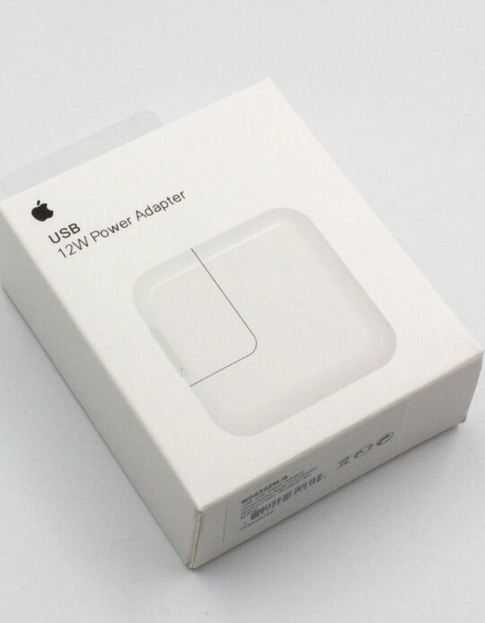 Cargador USB 12w para iphone o ipad en un fondo blanco con caja sellada